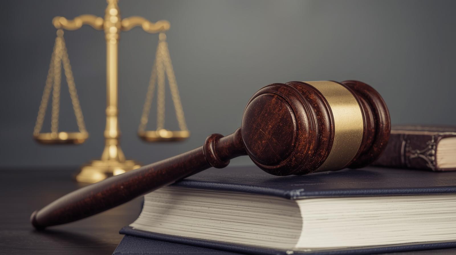 Hammer , Waage und Gesetzesbuch